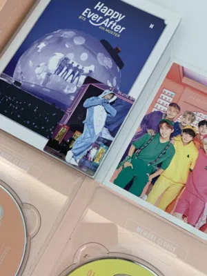البوم لفرقة BTS مع محتويات الظاهرة في الصورة
