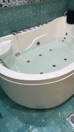 للبيع جاكوزي بحالة ممتازة وشبه جديد