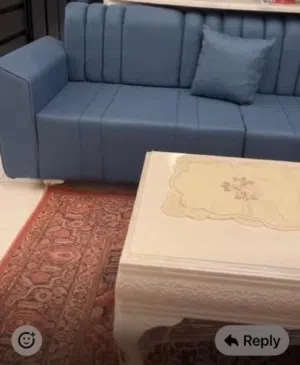 صالون حرف L جديده استعمال بيسط جدا  مع طاوله جديده