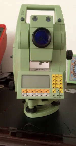 للبيع او للايجار  جهاز توتال ستيشن نوع لايكا 1103 plus