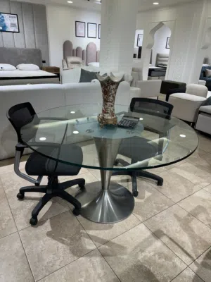 طاولة سيكوريت وستانلس نضيفة جدا