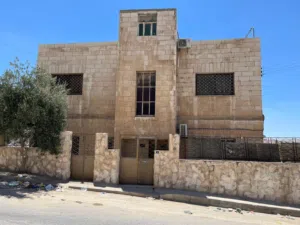 عمارة للبيع موقع مميز في حي شاكر