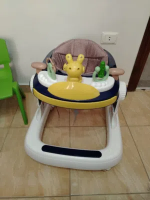 كراجة اطفال وهزاز بحالة ممتازة للبيع