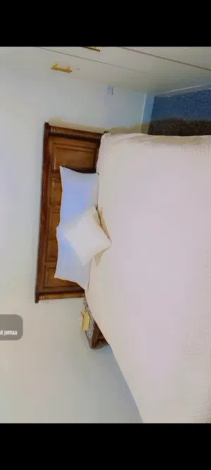 غرفة نوم بدون خزانة