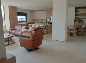شركة عمر لتنظيف المنازل والاسكانات والمسابح والشركات وخدمات جلي البلاط والسيراميك والرخام والزجاج
