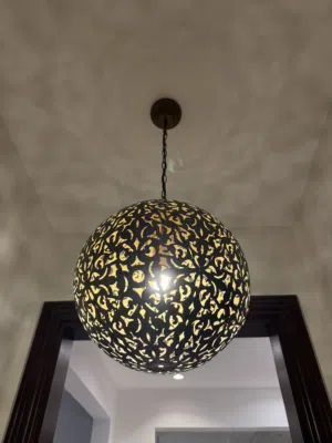 إنارة حديد مغربي مع إضاءة دافئة