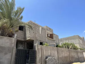 أرض 500 متر مقام عليها منزل دورين كاملات ومنزل هيكل مسقف قيد الانشاء جنان دور الداير واجهة 27متر