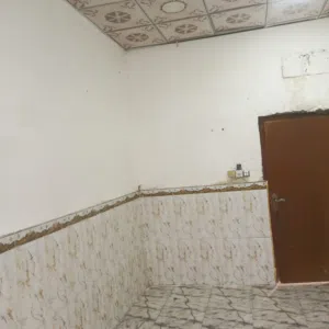 للايجار شقه سكنيه طابق اول في حي الخضراء قرب اسواق عبدالله