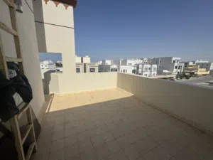 للعوائل شقة للإيجار مع المياه مجانا في سور الـ حديد قريب البحر مع بلكونه ومطبخ تحضيري