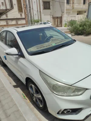 هونداي اكسنت 2019 سياره مكفوله عدا بارد مقدار اصبعين بصندوق الخلفي