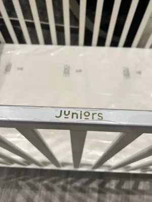 سرير أطفال جديد ماركة جونيور مع فرشة طبية