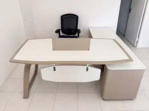 مكاتب بحالة ممتازة