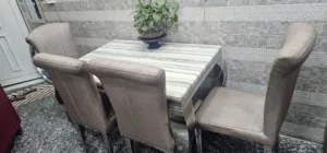 ميز طعام مع اربع كراسي