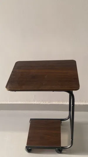طاولة جانبية
