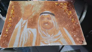 لوحة فنية يبدو أنها مصنوعة من أحجار الكهرمان