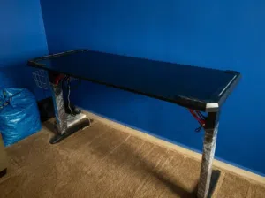طاولة جيمينج بحالة ممتازة