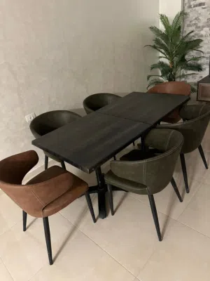 عدة محل  كاملة مع طاولات وكراسي للبيع