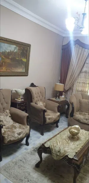 طقم كنب لغرفة الضيوف مع طاولة الوسط