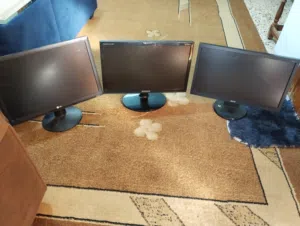 ثلاث شاشات كمبيوتر للبيع