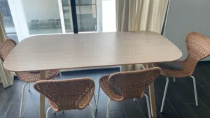 للبيع طاولة سفرة من إيكيا مع كراسي