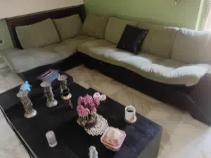 كورنر أمريكي مع طاولة مميز، مريح ونظيف، بحالة جيدة جدًا، ويعطي شكل أنيق للصالون