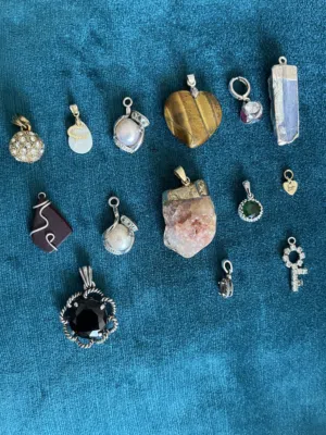 مجموعه قلائد طاقة ايجابيه البيع كمجموعه