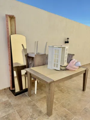 طاولة بكراسيها ومرايا لدار نوم ومرايا لحمام وكومباساة سرير