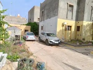 منزل دورين  به اربع شقق وملحق في طريق المطار شارع سيد سليم