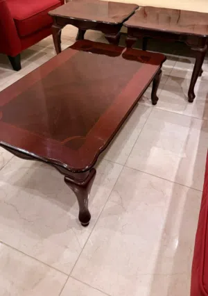 للبيع طقم طاولات خشب بحالة جيدة