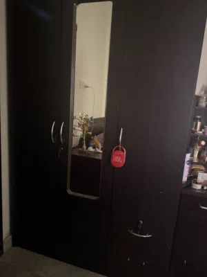 خزانة ملابس و سرير في حالة جيدة