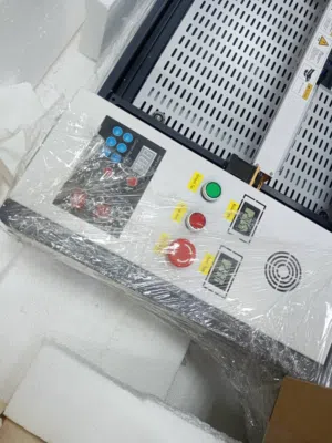 آلة ليزر مقاس 40 في 60 وقوة 60 وات وسعرها مناسب جدا وهي لتأتي مع كامل البرامج الاصلية