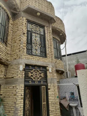 دار للبيع حي الاصدقاء شارع النهر