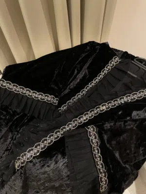 عباية مخمل فاخرة سواد فاحم بتطريز كريستال راقي مميز