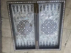 طاوله ظهر خشب مطعمه بالصدف الابيض طبيعيي مقاس 50 × 50