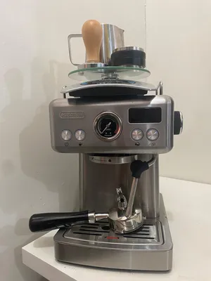 مكينة قهوة جديدة استعمال نظيف مدة لامتلاك اقل من 10 أيام