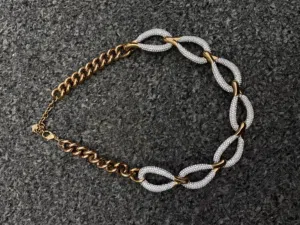 عقد سواروفسكي (Swarovski) أصلي مرصع بالكريستال - لون ذهبي وردي (Rose Gold) قابل لتفاوض
