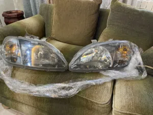 اضوية امامية هوندا سيفيك Rs 99-2000 برونز اصلي بحالة جيدة جدا للبيع بسعر 140 دينار