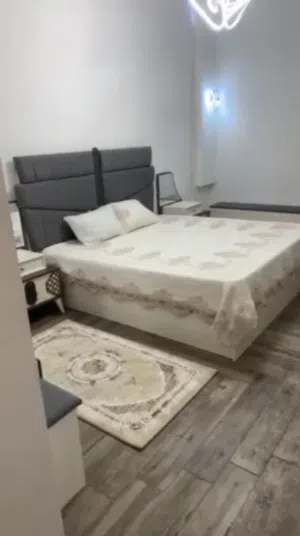 شقة جديدة بالأثاث طابق ارضي تشطيب حديث وأثاث جديد للإيجار في السراج بالقرب من جامع الصحابة بسعر 2500