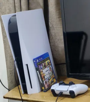بلي فايف مستعمل اخو الجديد مع يدتين وقرص GTA5 السلام عليكم شباب، عندي جهاز بلايستيشن 5 (نسخة الأقراص