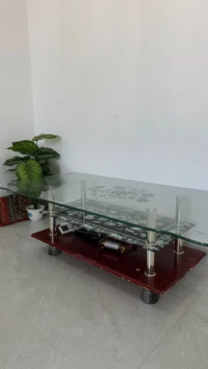للبيع طاوله زجاجيه تصلح للصاله وكنبه لشخصين بحاله جيده
