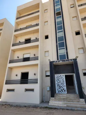 شقة نص تشطيب في الجبس 210م