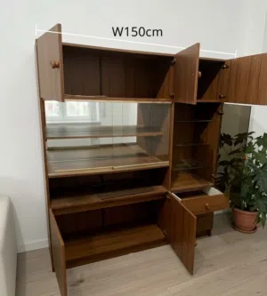 مكتبة خشبية صغيرة