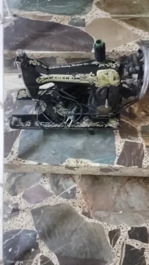 مكينه خياطه القديمه الاصليه شغاله اي ظررمابيها