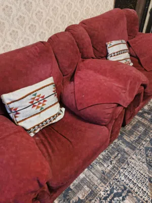 طقم كنب امريكي بحالة ممتازه لون خمري للبيع بسعر مغري جدا