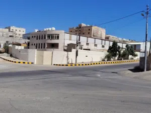 مستودعات للأيجار 600م2 طابق أرضي مع كهرباء 3 فاز في قصير السهل الحي اللي خلف جمرك عمان
