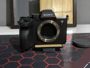 Sony A7 IV + Sony FE 50mm f/1.8 lens بحالة ممتازة جدًا
