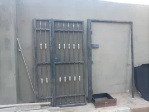 باب حديد خارجي