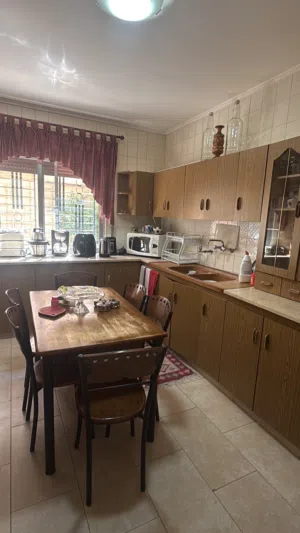 طاولة مطبخ مع 6 كراسي للبيع