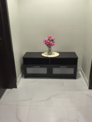 طاولة من ايكيا شبه جديد ممتازه جدا من الداخل والخارج نظيفه جدا