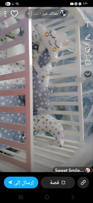 تخت بيبي. مع اغراضه